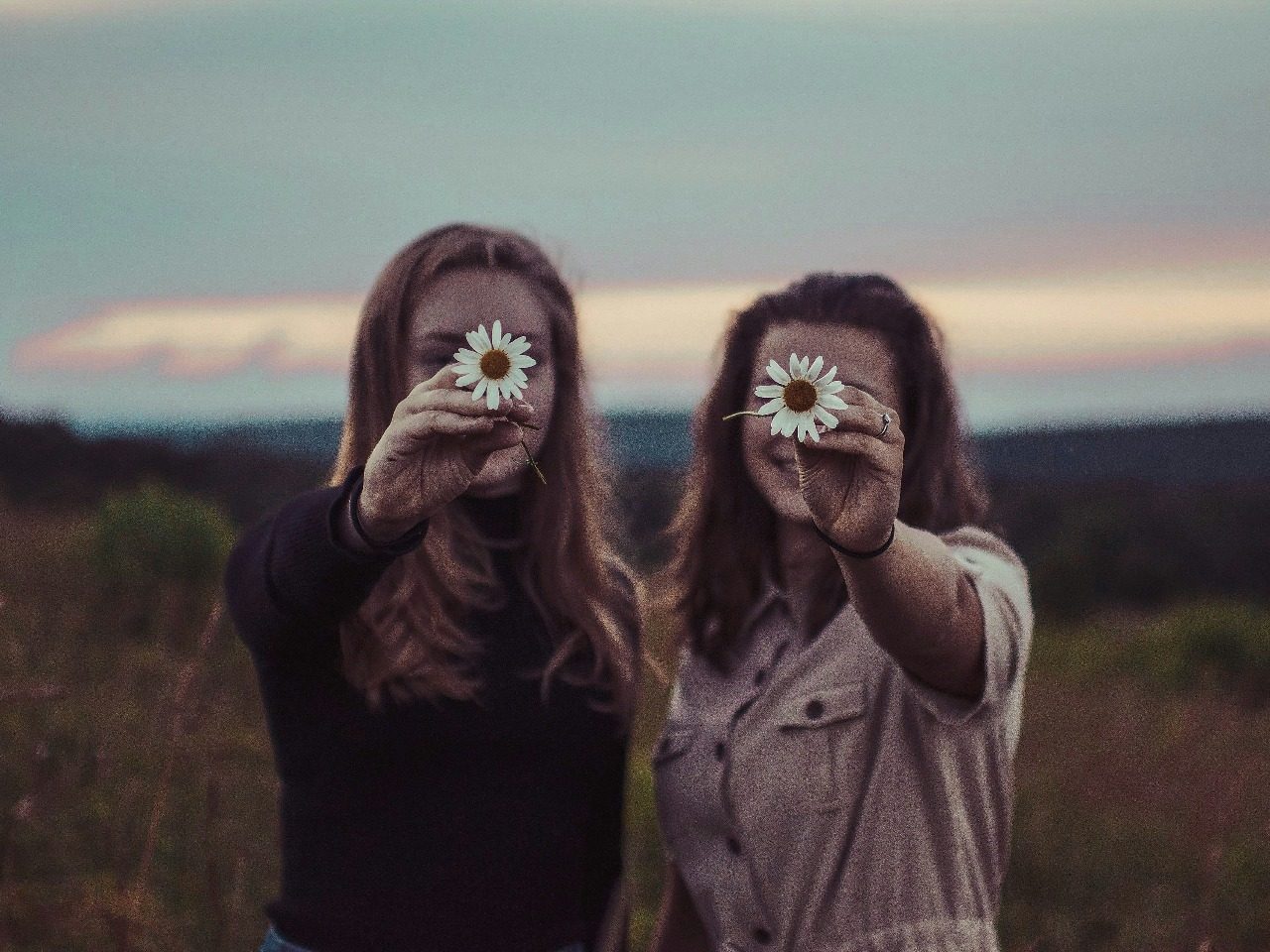 Deux sœurs tenant une fleur