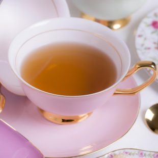 Tasse thé dans un service anglais
