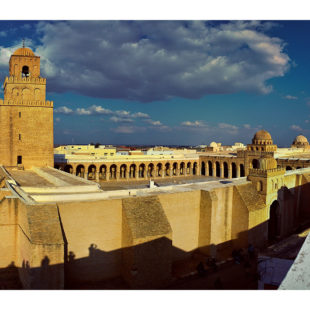 Vue de la grande mosquée de Kairouan en Tunisie, édifiée au septième siècle. Elle est la plus ancienne mosquée de l'occident musulman.