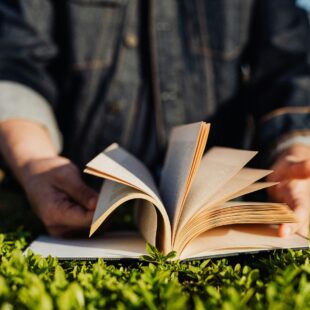 Homme qui feuillette un livre.