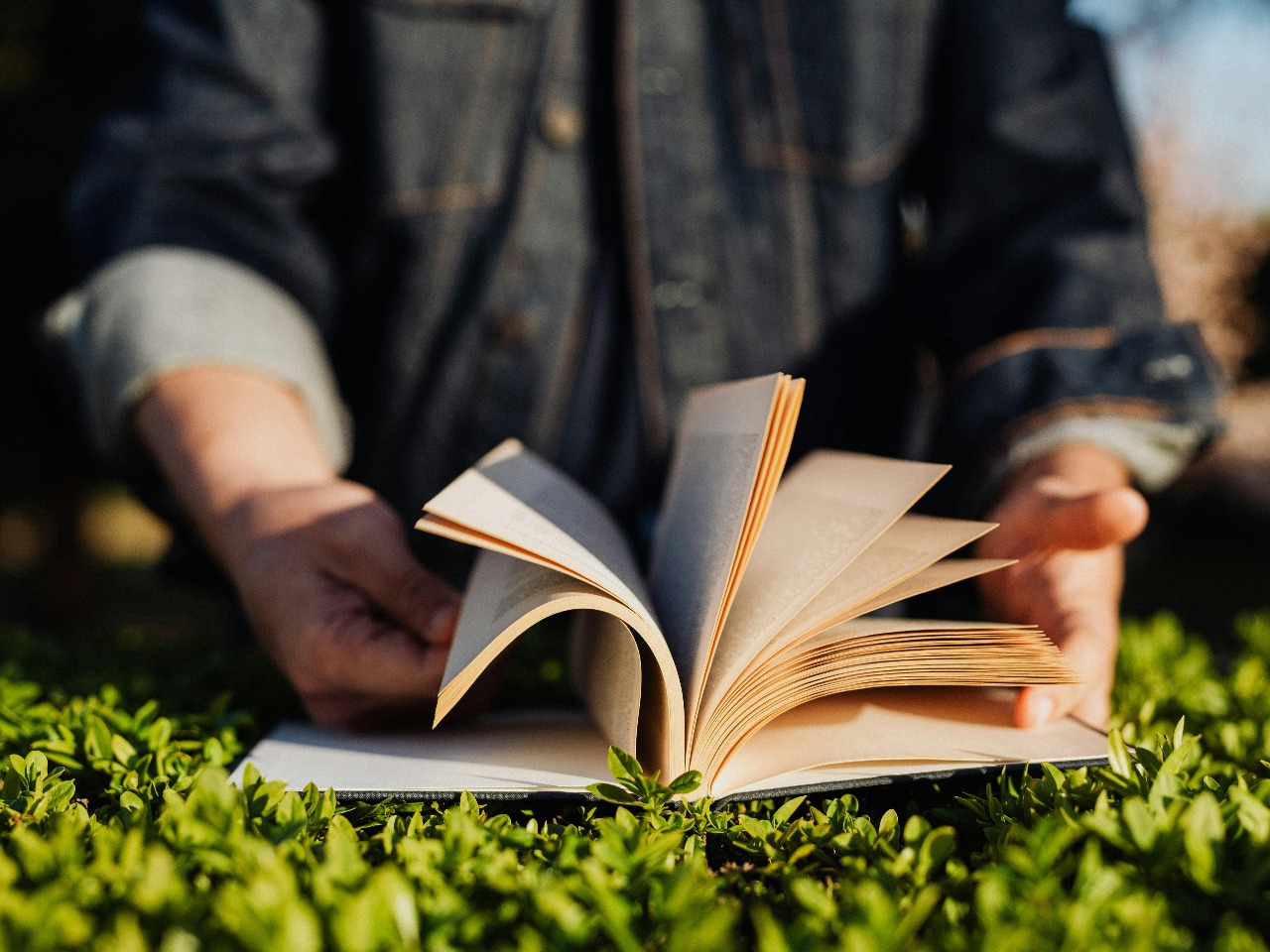 Homme qui feuillette un livre.