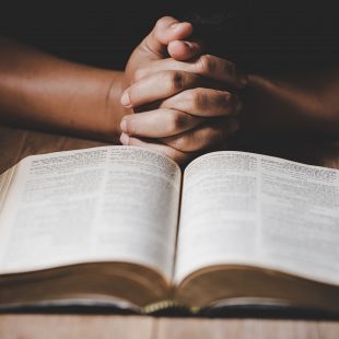 prière devant un texte religieux