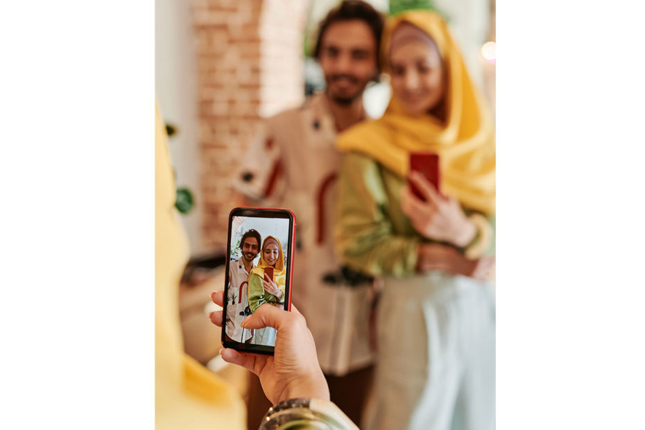 couple faisant un selfie devant un miroir