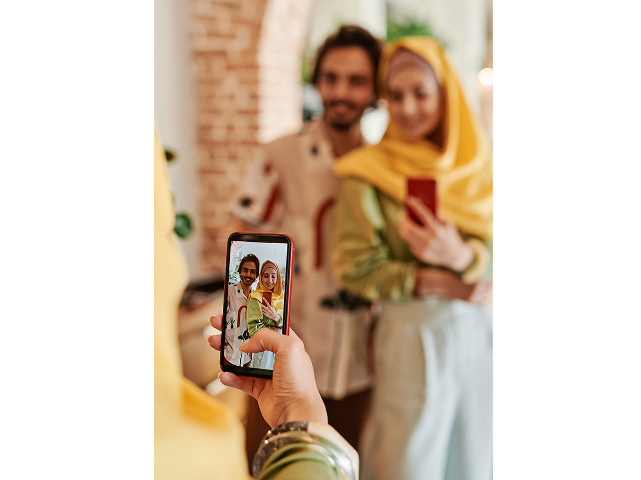 couple faisant un selfie devant un miroir