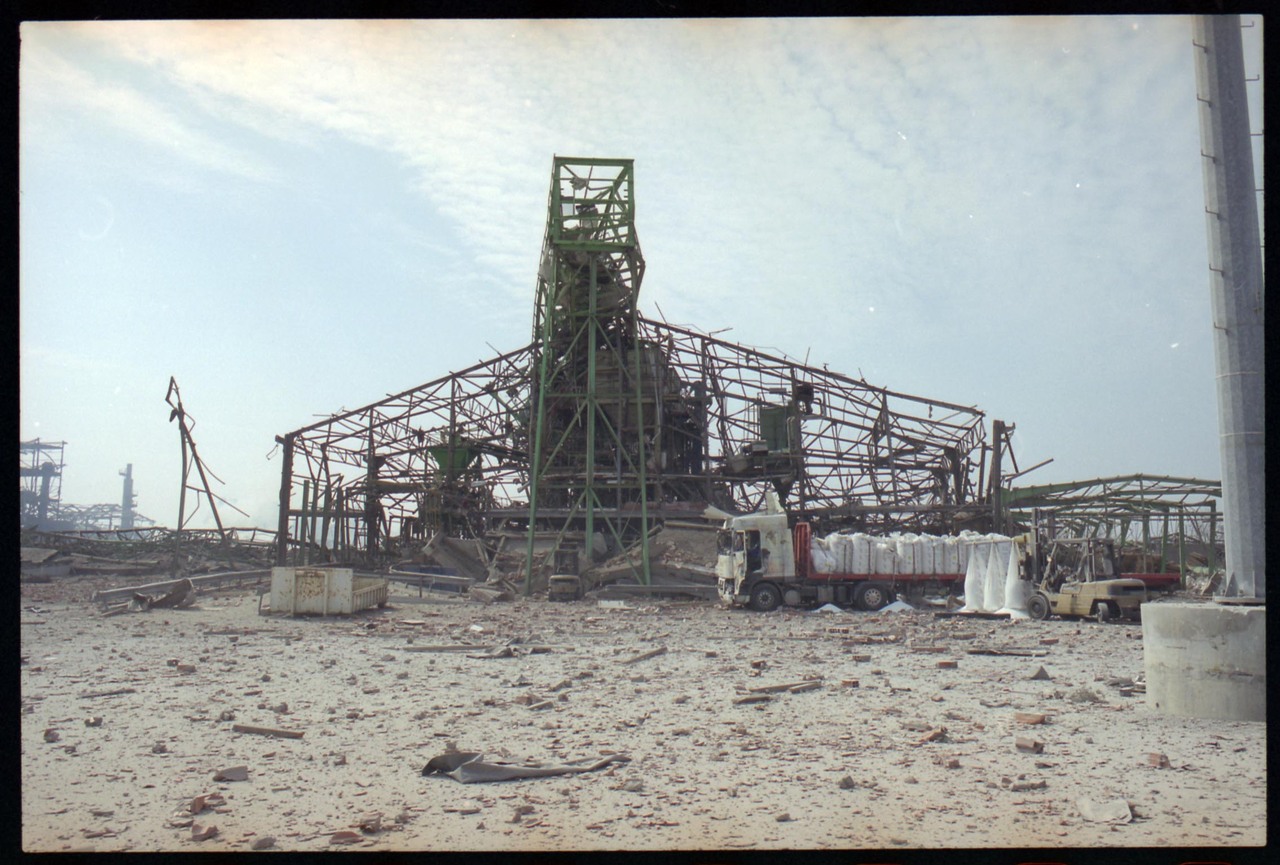 photographie des dégâts occasionnés par le souffle de l'explosion de l'usine AZF le 21 septembre 2001