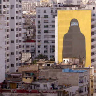 Femme voilée dessinée sur une façade d'immeuble. Extrait du documentaire Crayon au poing.