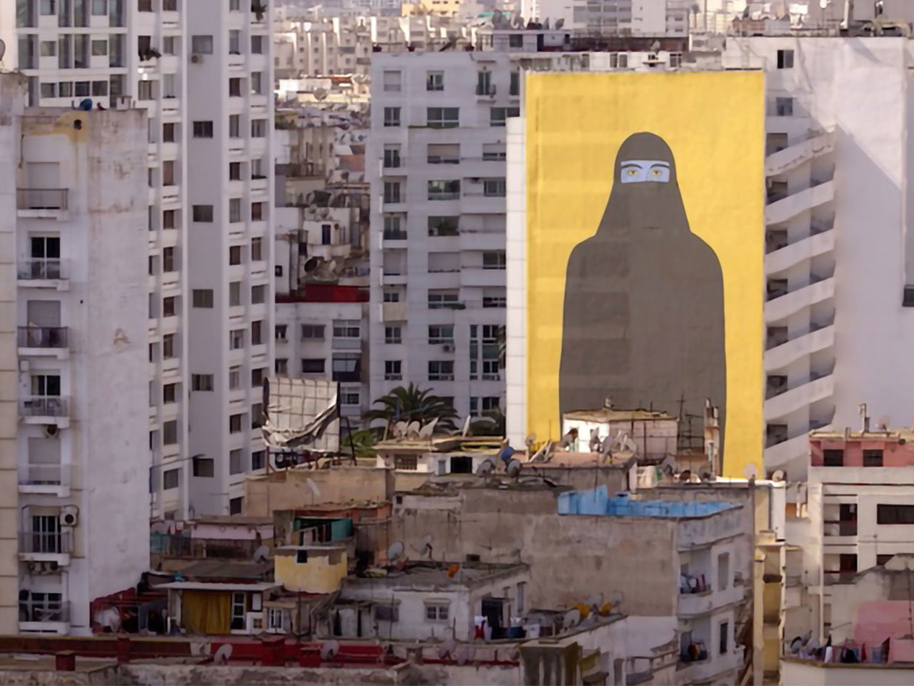 Femme voilée dessinée sur une façade d'immeuble. Extrait du documentaire Crayon au poing.