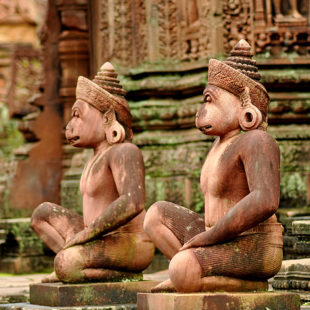 sculptures divines à Banteay Srei au Cambodge