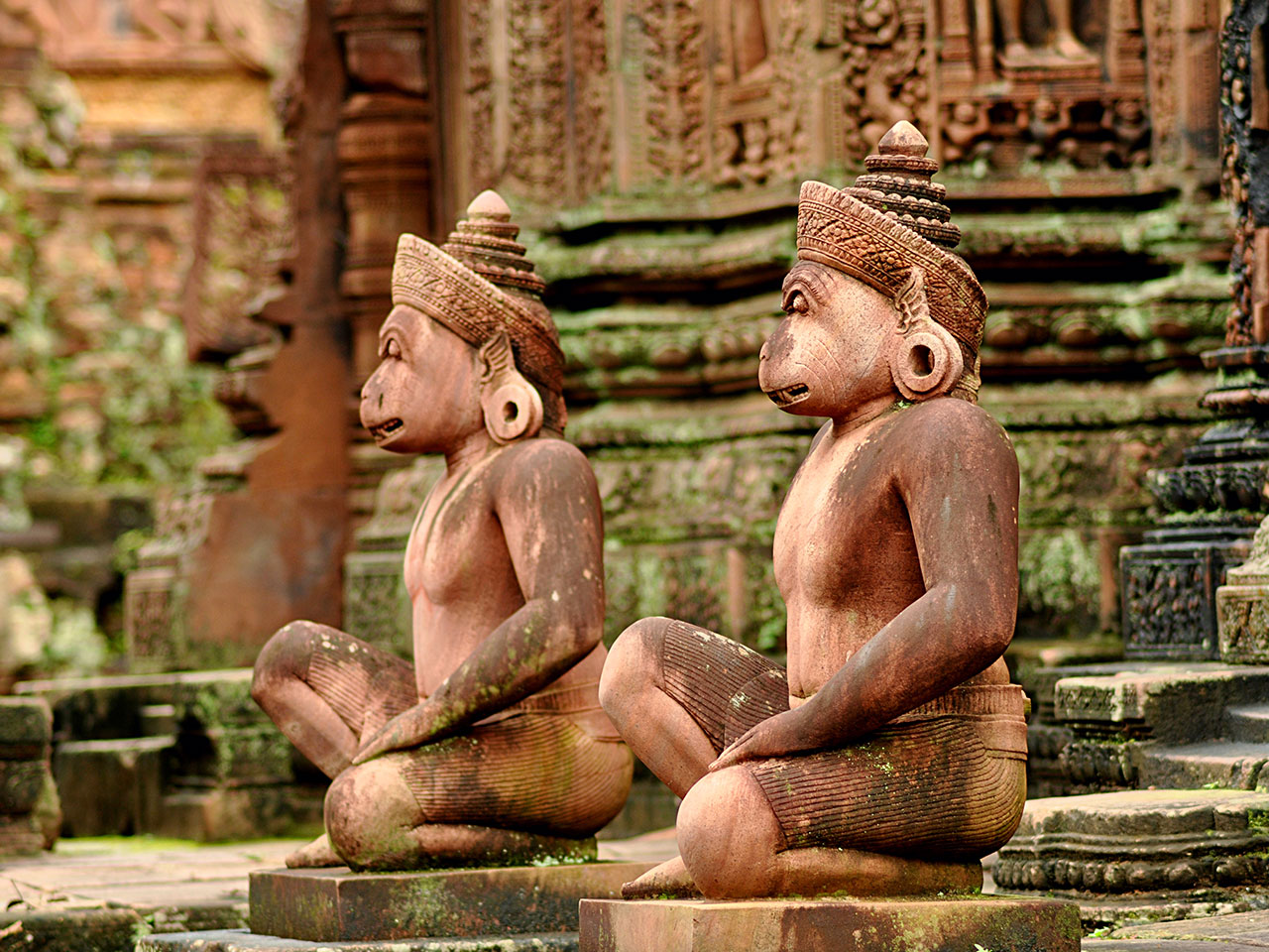 sculptures divines à Banteay Srei au Cambodge