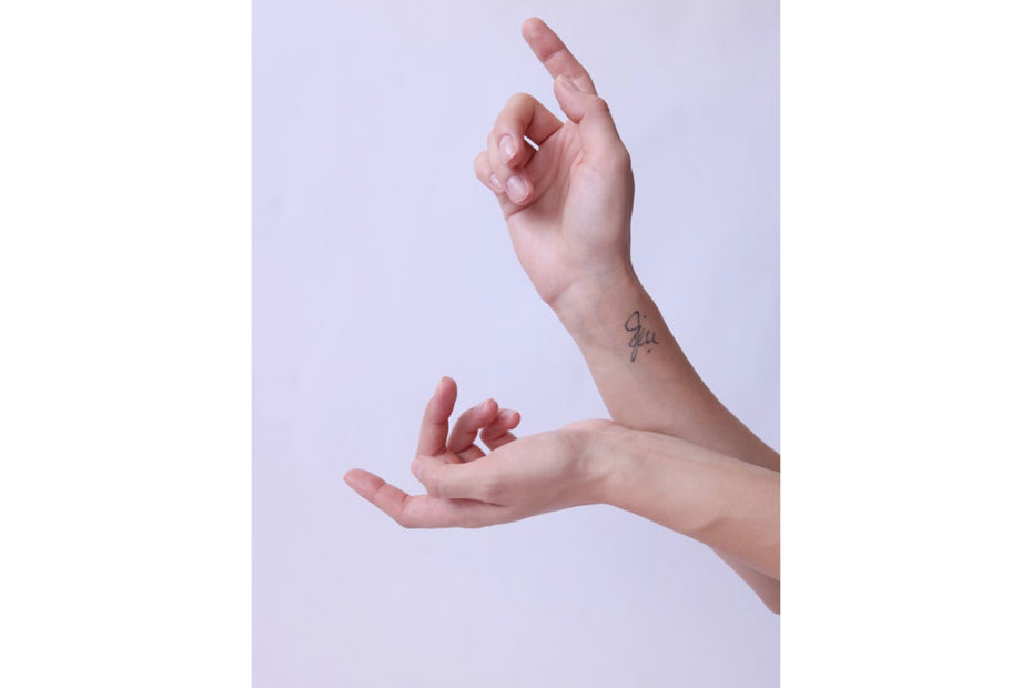 Main qui signent en langue des signes