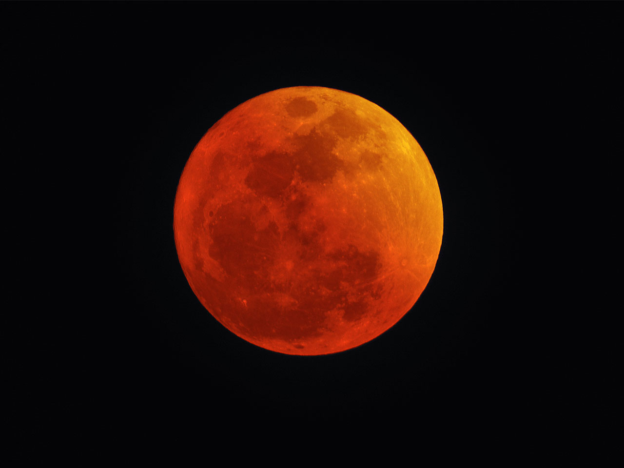 photographie d'une lune rousse