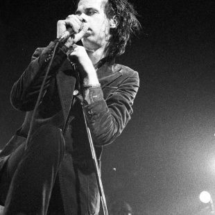 Photo noir et blanc de Nick Cave, 1986, sur Wikimedia Commons