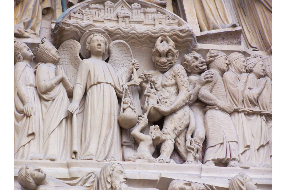 Détail du portail du Jugement dernier avec sculpture de Saint Michel et de Satan