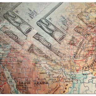 Puzzle d'une carte du monde avec des devises américaines