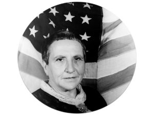 Gertrude Stein devant le drapeau américain