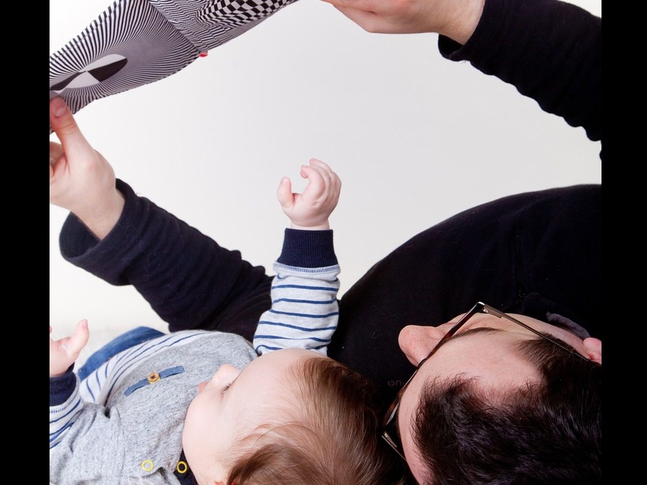 Père et bébé en lecture