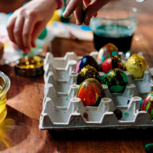 photographie d'oeufs de pâques décorés