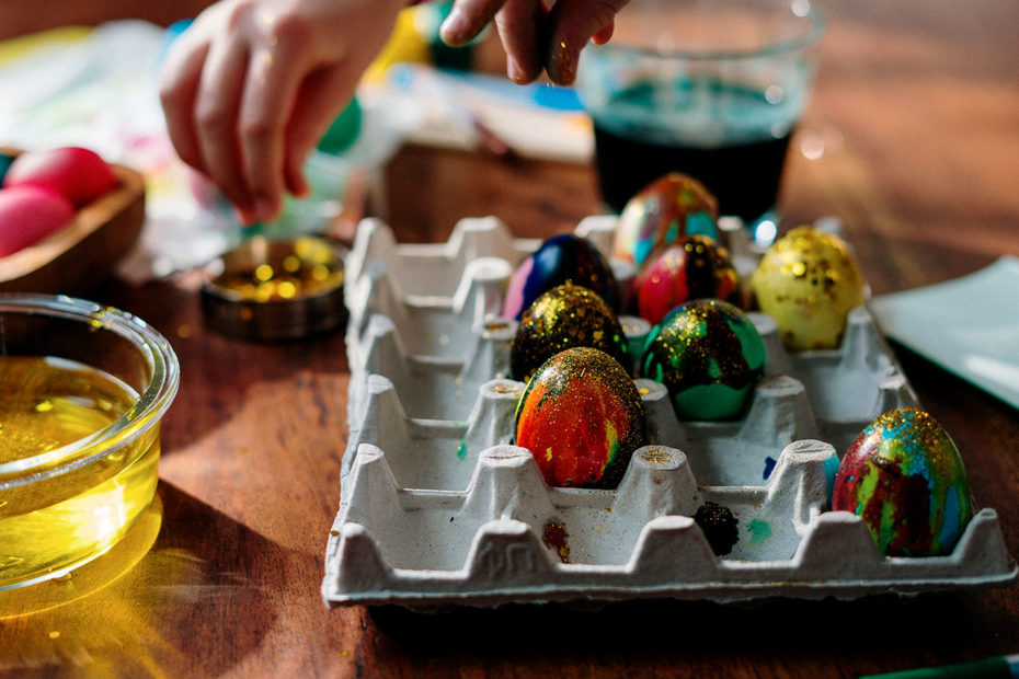 photographie d'oeufs de pâques décorés