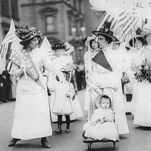 Photo de suffragettes à New York en 1912, sur Wikimedia Commons