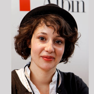 Photographie d'Alice Zeniter au Salon du livre de Paris en 2013