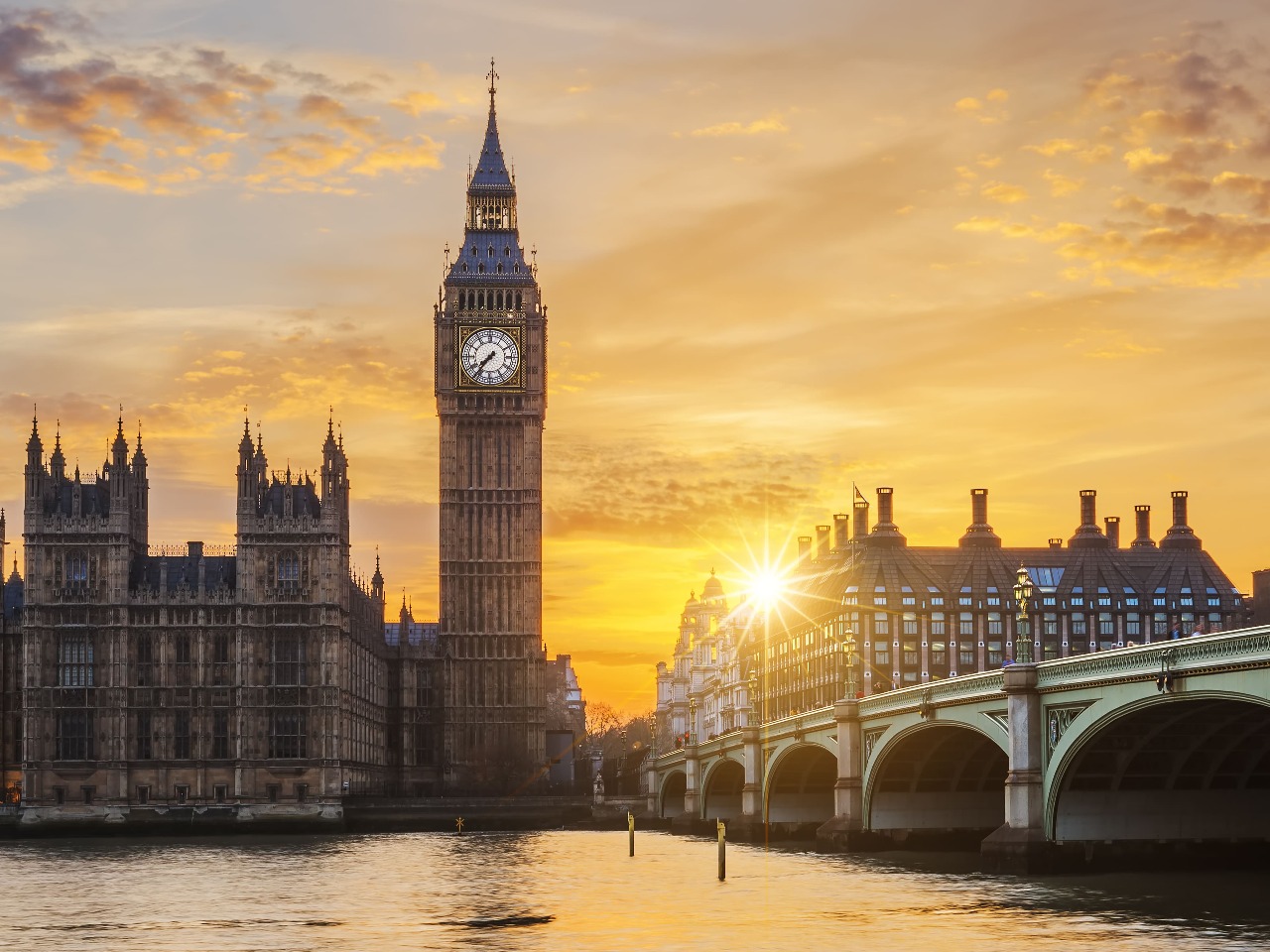 Vue de Londres, Big Ben et Tamise au coucher de Soleil.