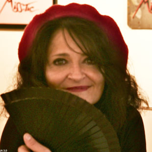 Photographie de L'artiste Miss.Tic à la galerie Lelia Mordoch à Paris