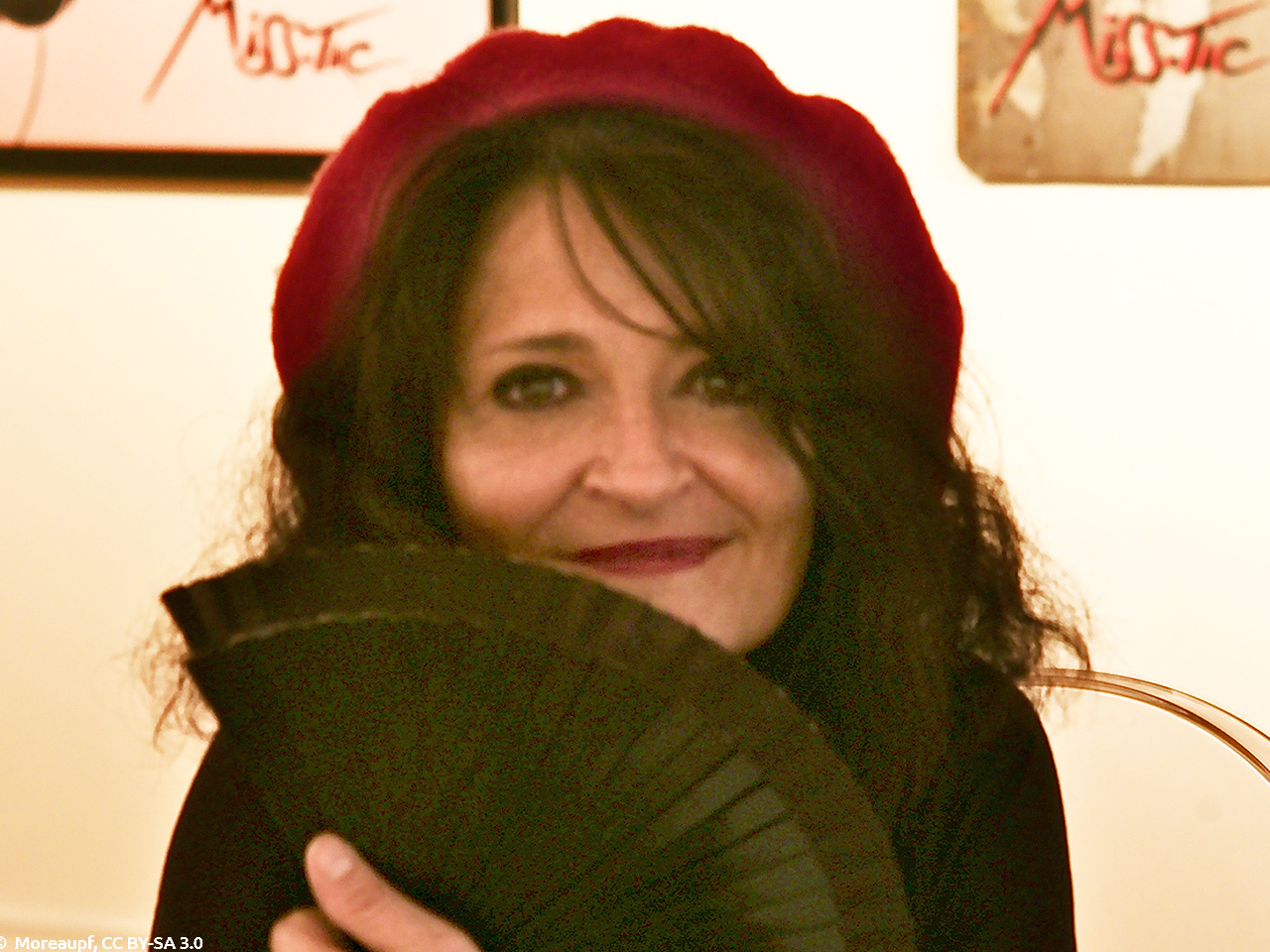 Photographie de L'artiste Miss.Tic à la galerie Lelia Mordoch à Paris