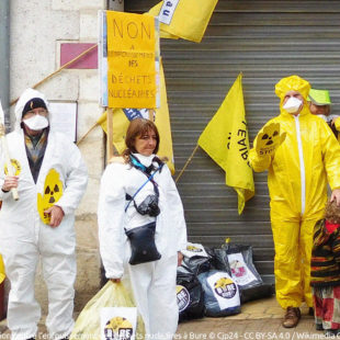 Personnes mobilisées contre l'enfouissement des déchets nucléaires à Bure.