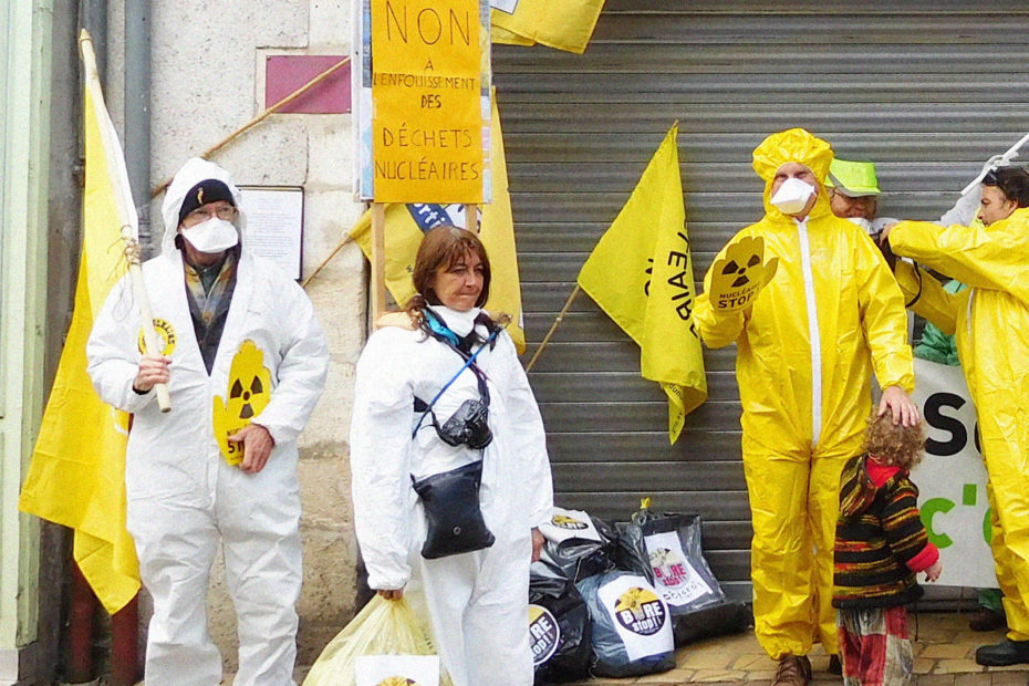 Personnes mobilisées contre l'enfouissement des déchets nucléaires à Bure.