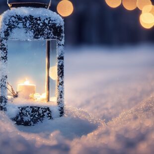 Photo de lanterne sur fond de neige, ambiance glaciale.