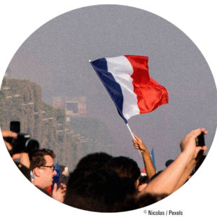 Main brandissant un drapeau français