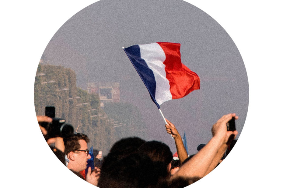 Main brandissant un drapeau français