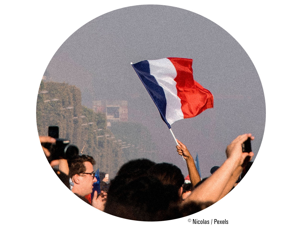 Main brandissant un drapeau français
