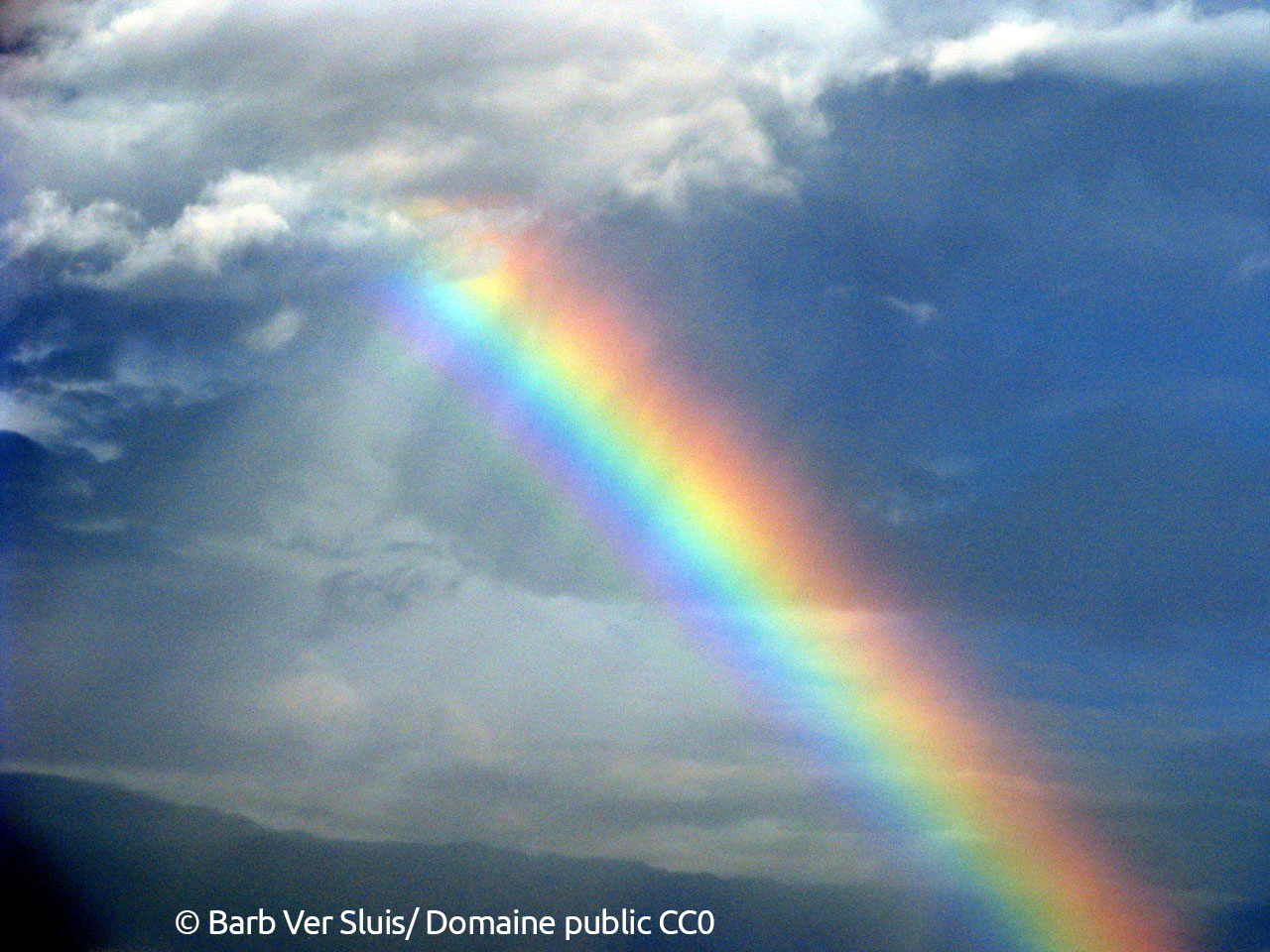 arc-en-ciel dans un ciel nuageux