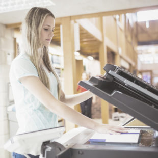 Personne en train de scanner un livre