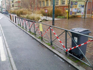 barrière de stationnement interdit devant une école