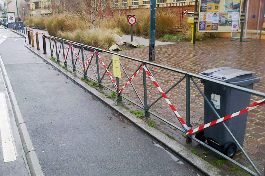 barrière de stationnement interdit devant une école