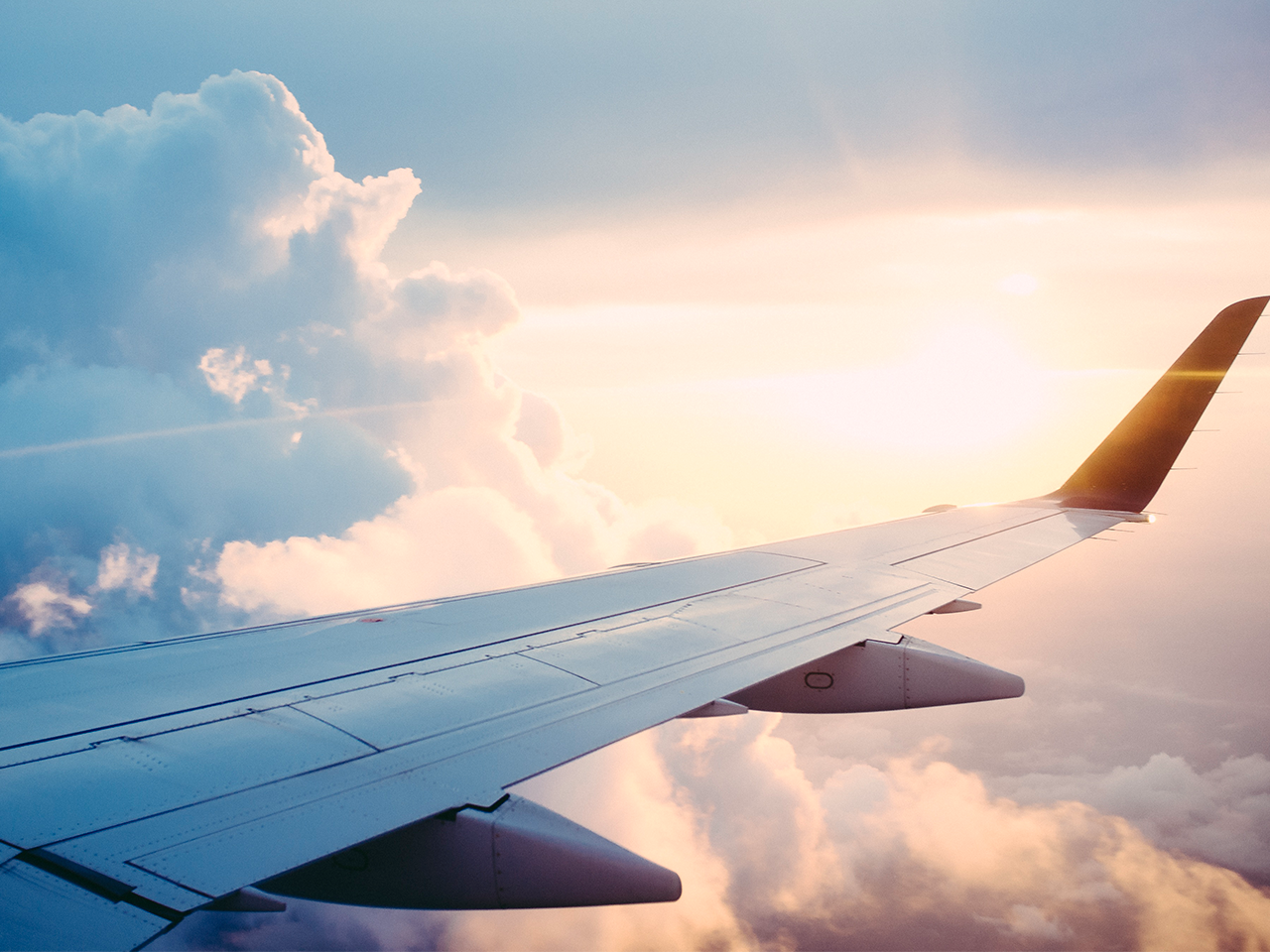 Photographie d'une aile d' avion en plein vol