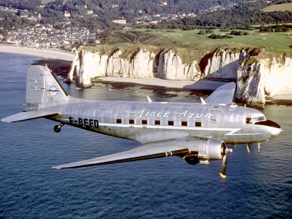 Aigle Azur DC 3 près de la falaise d'Etretat