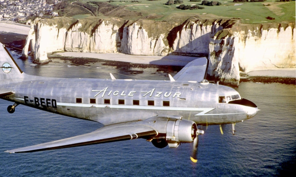 Aigle Azur DC 3 près des falaises d'Etretat