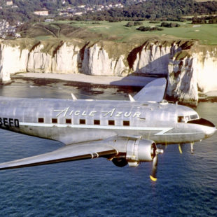 Aigle Azur DC 3 près des falaises d'Etretat