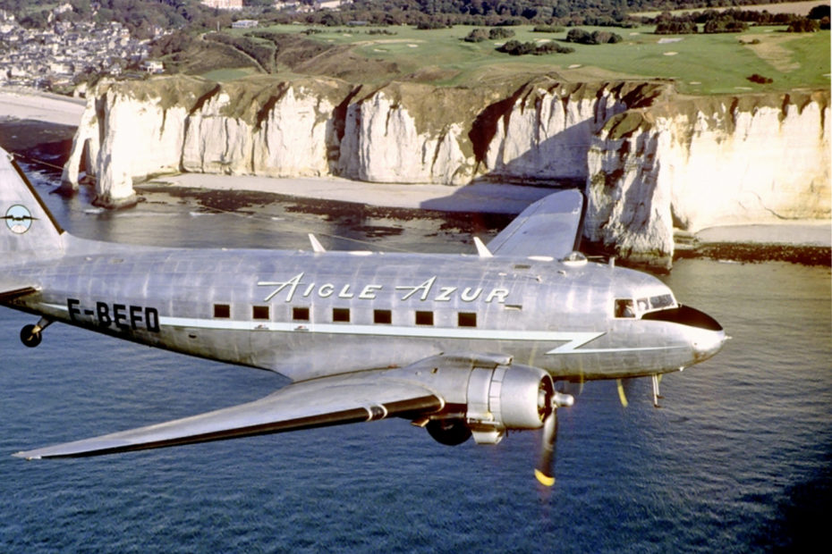 Aigle Azur DC 3 près des falaises d'Etretat