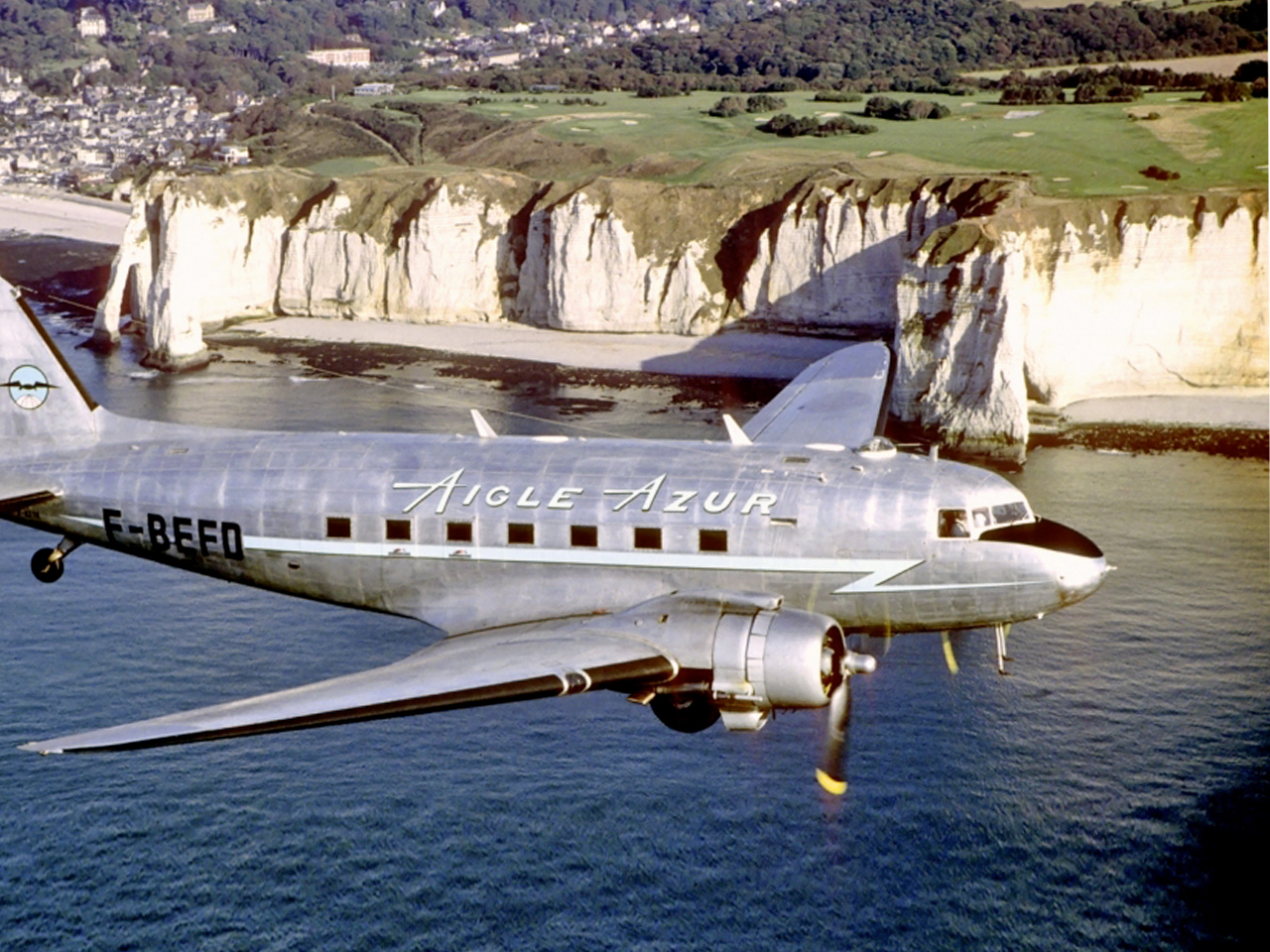 Aigle Azur DC 3 près des falaises d'Etretat