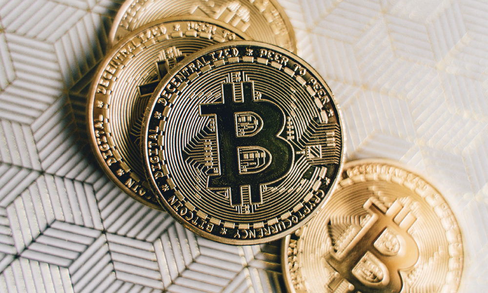 Concept de cryptomonnaie illustré avec une pièce en Bitcoin