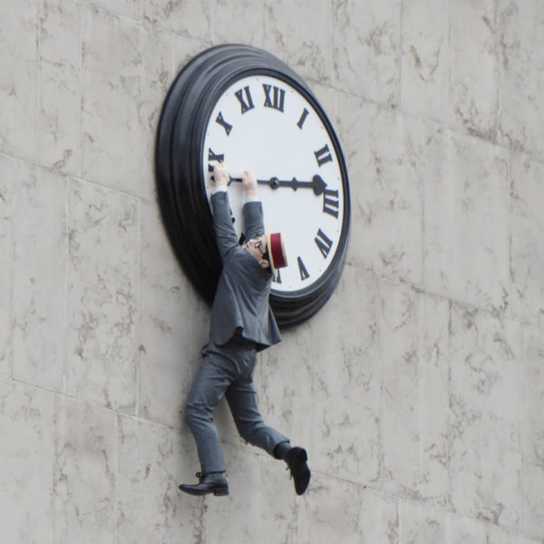 Reproduction d'Harold Lloyd suspendu à l'horloge dans le film Monte là-dessus !située sur une face de l'hôtel InterContinental de Vienne en novembre 2016.