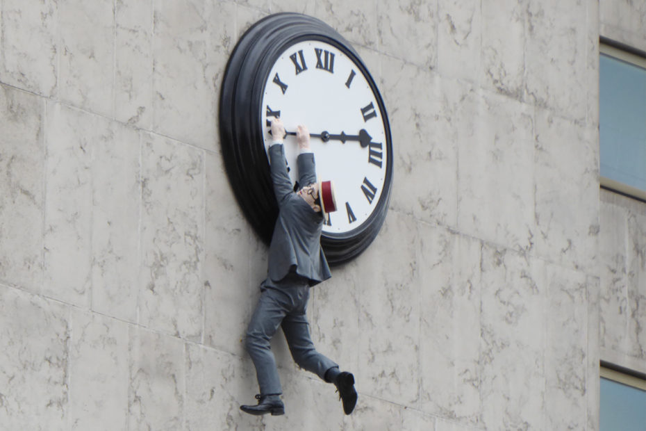 Reproduction d'Harold Lloyd suspendu à l'horloge dans le film Monte là-dessus !située sur une face de l'hôtel InterContinental de Vienne en novembre 2016.