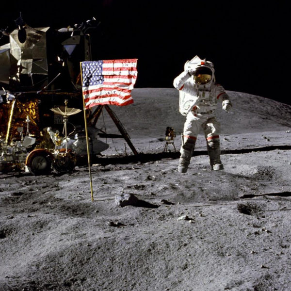 Charles M. Duke, commandant de la mission Apollo 16, John W. Young, salue le drapeau des États-Unis planté sur la Lune.