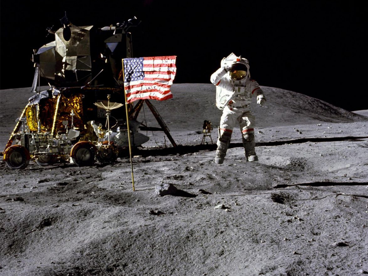 Charles M. Duke, commandant de la mission Apollo 16, John W. Young, salue le drapeau des États-Unis planté sur la Lune.