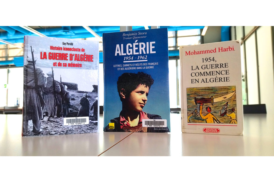 Trois ouvrages de Benjamin Stora, Mohammed Harbi, Guy Pervillé sur la guerre d'Algérie posés sur une table