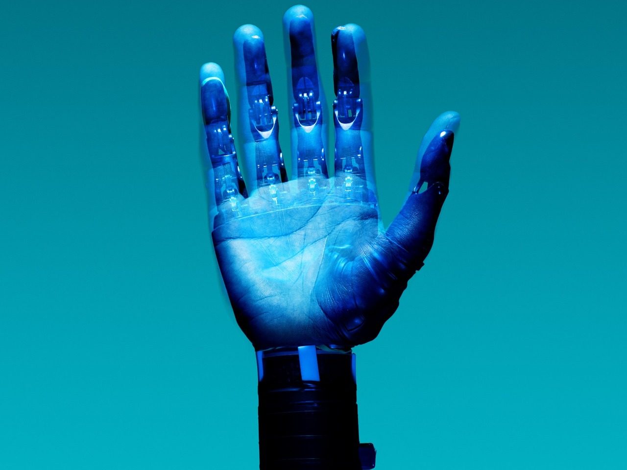 main avec un aspect robotique